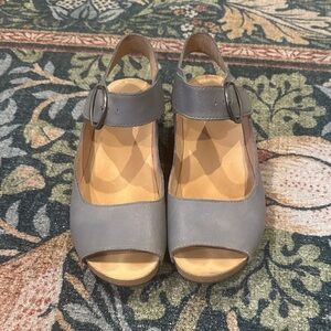 Women’s Dansko Tiana 1705 Matte Gray Leather Peep-Toe Wedge Sandals Size 37